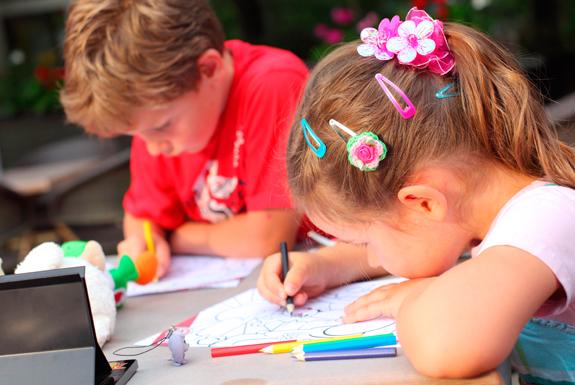 Kinderen met kleurplaat | Bospark De Schaapskooi
